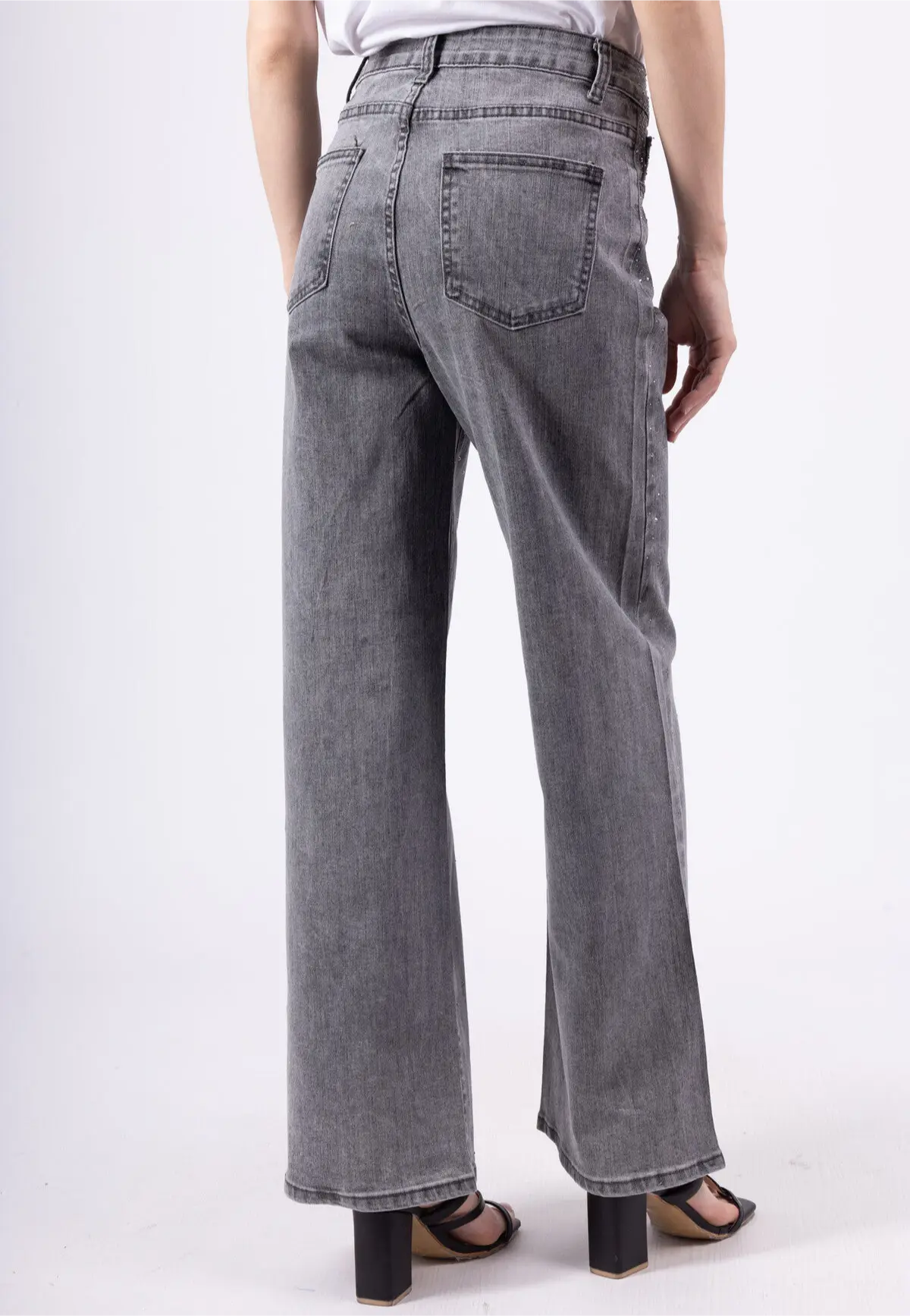 Achterkant grijze wide leg jeans met glitters, hoge taille en wijde pijpen voor een comfortabele en stijlvolle look.