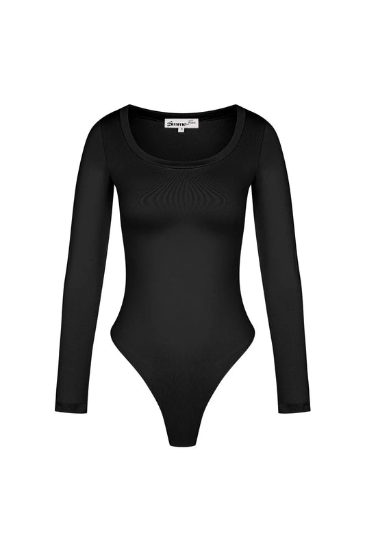 Basic zwarte body met strakke pasvorm, ronde hals en lange mouwen, gemaakt van elastische, comfortabele stof.