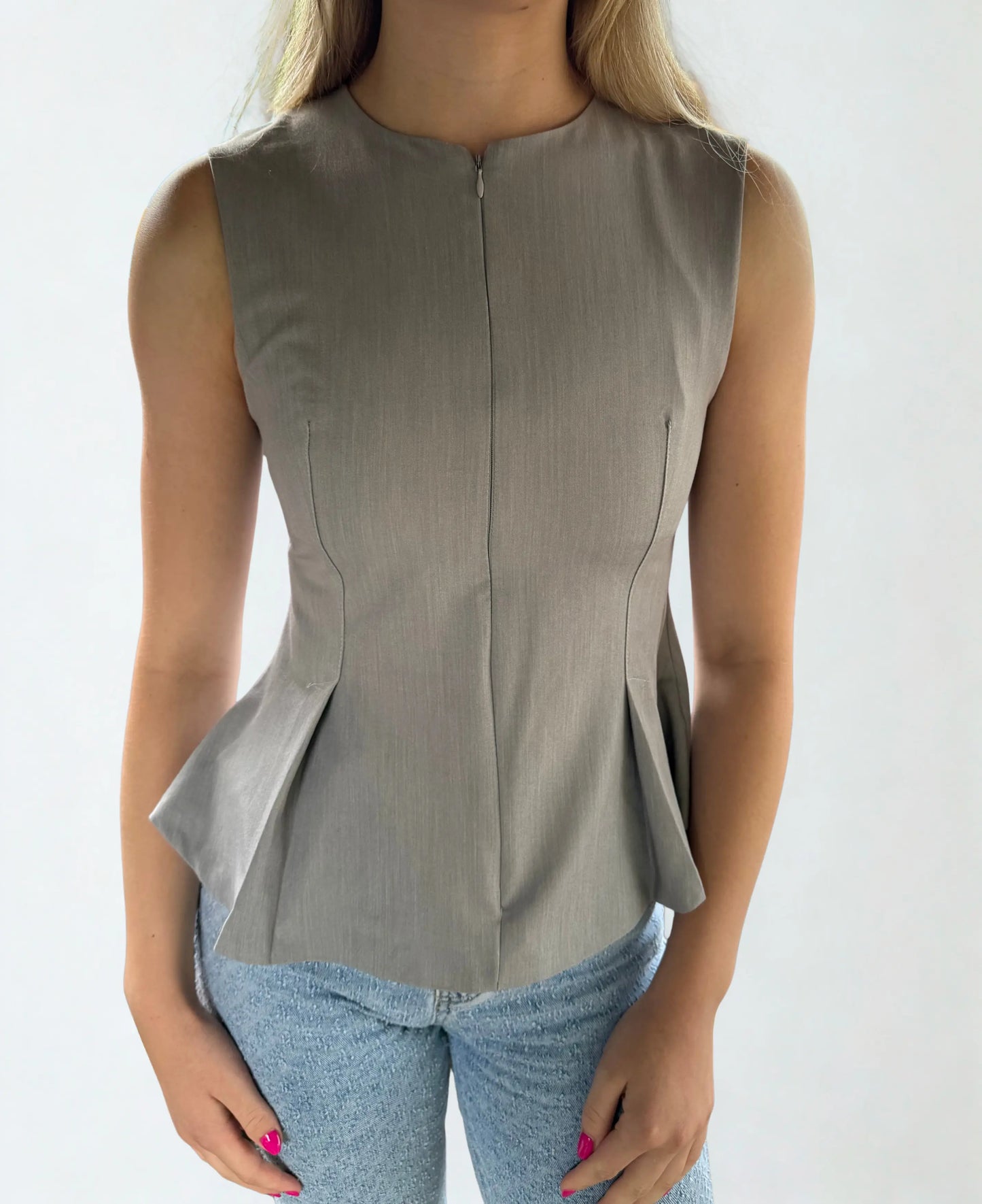 Grijze peplum top met een strakke pasvorm boven en wijd uitlopend vanaf de taille, met korte mouwen voor een nette en vrouwelijke stijl.