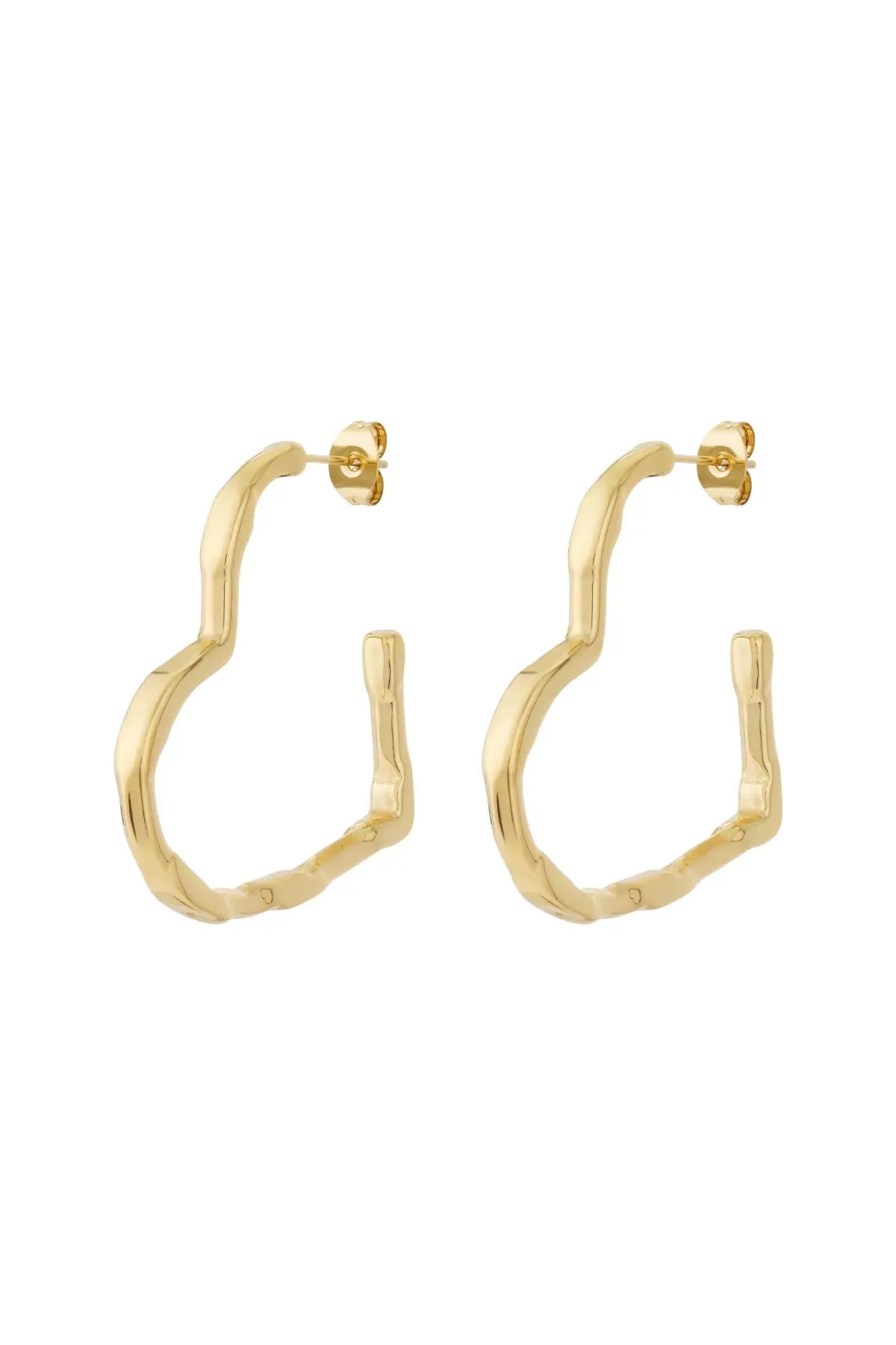 Grote hartvormige gouden oorbellen met een strak en elegant design, ideaal voor dagelijks gebruik of als cadeau.