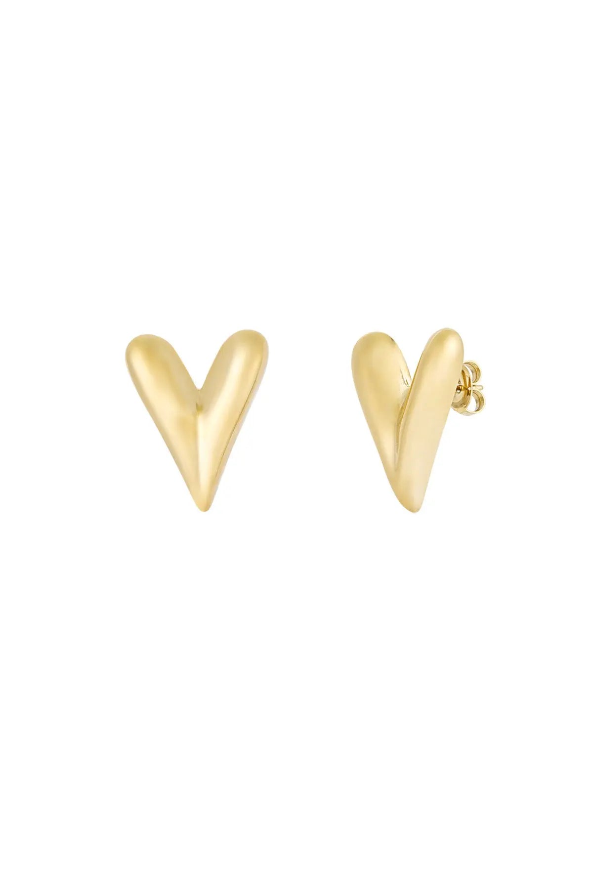 Goudkleurige hartvormige earstuds met een glanzende afwerking.