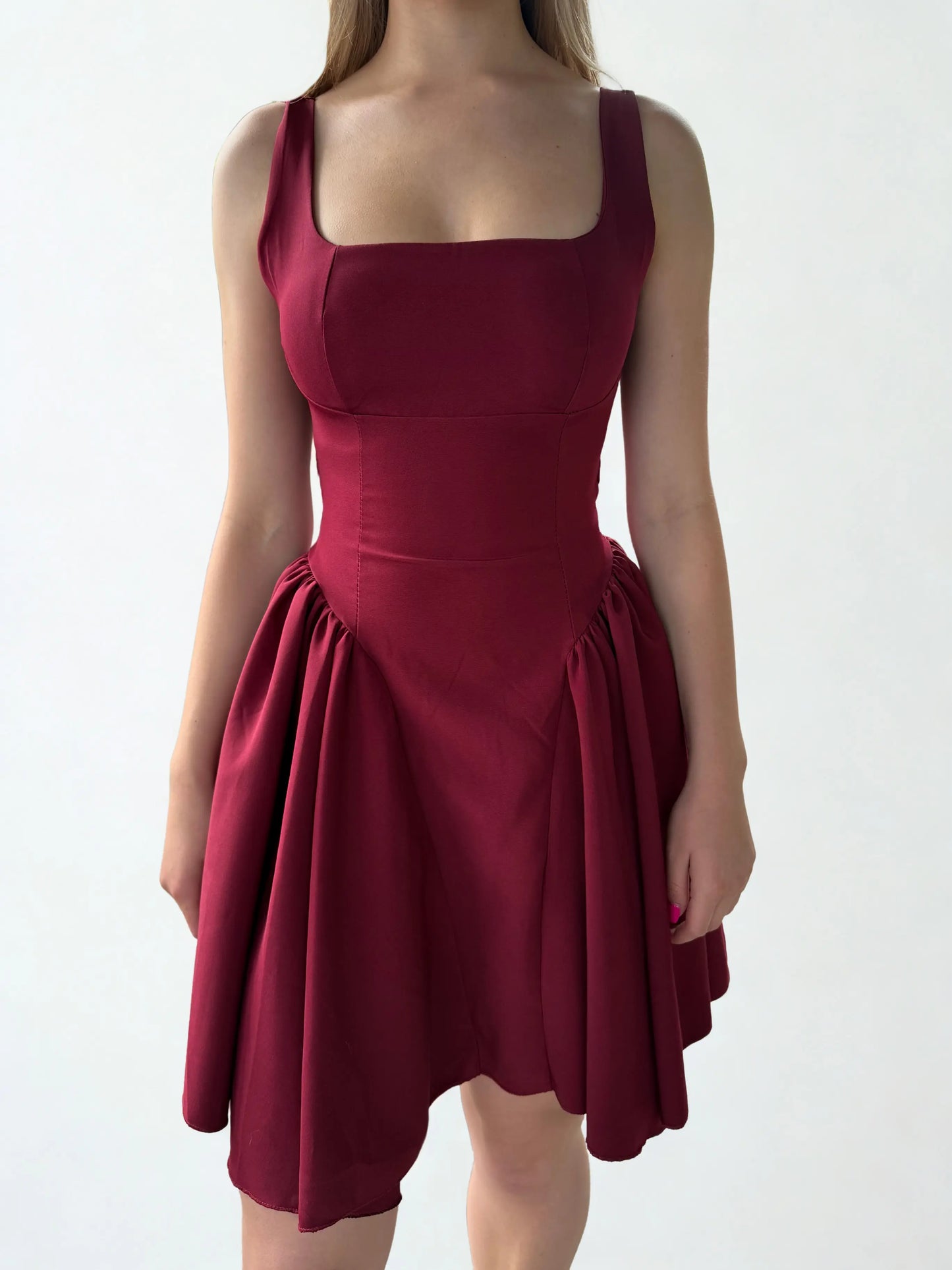 Rode mini-jurk met een aansluitende pasvorm, korte mouwen en een elegante uitstraling, perfect voor een feestelijke of avondlook.