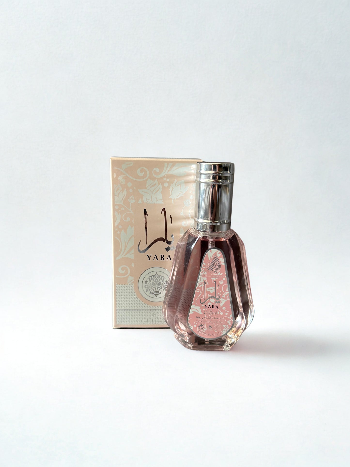 Yara lattafa parfum. Yara Lattafa parfumfles – luxe, roze flacon met gouden details, bekend om de zoete en fruitige geur.