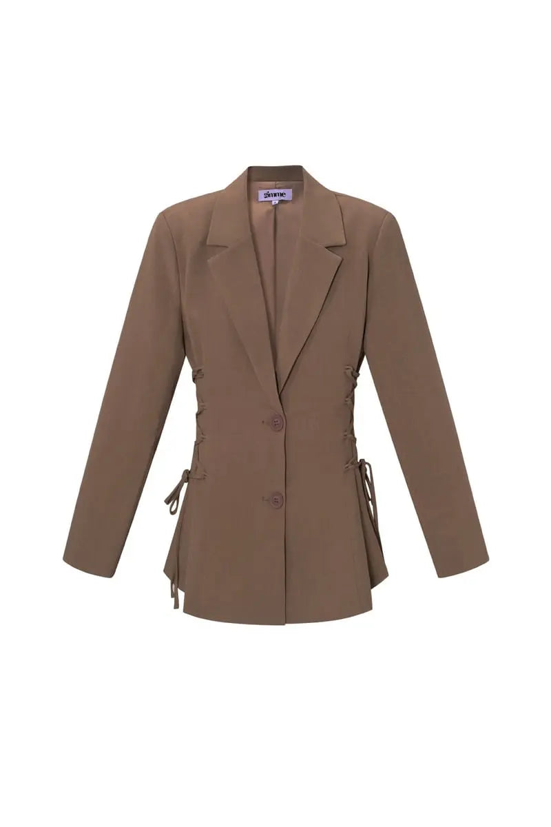 Getailleerde blazer met vetersluiting