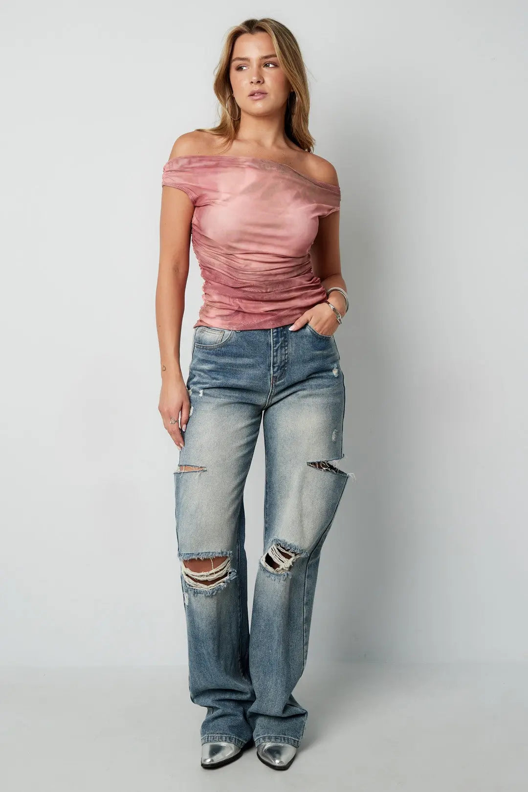 Aan foto roze tie dye top met aansluitende pasvorm en stretch, ideaal voor zowel casual als feestelijke look.