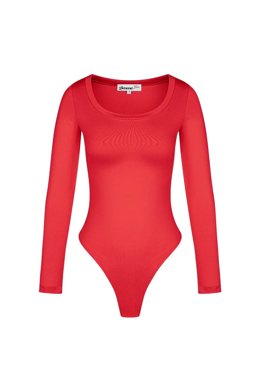 Basic rode body met strakke pasvorm, ronde hals en lange mouwen en is gemaakt van elastische en comfortabele stof.