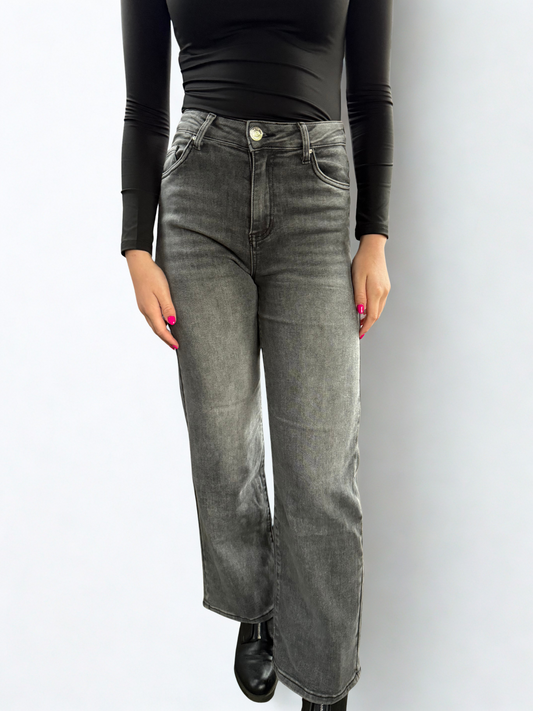 Donkergrijze wide leg jeans met een losse, comfortabele pasvorm en een hoge taille, gestyled voor een casual en moderne look.
