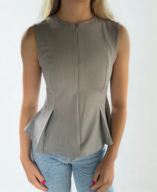 Grijze peplum top met een strakke pasvorm boven en wijd uitlopend vanaf de taille, met korte mouwen voor een nette en vrouwelijke stijl.