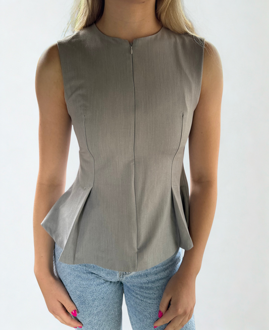 Grijze peplum top met een strakke pasvorm boven en wijd uitlopend vanaf de taille, met korte mouwen voor een nette en vrouwelijke stijl.