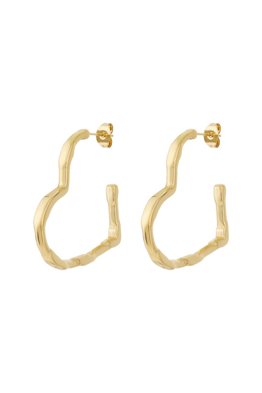 Grote hartvormige gouden oorbellen met een strak en elegant design, ideaal voor dagelijks gebruik of als cadeau.