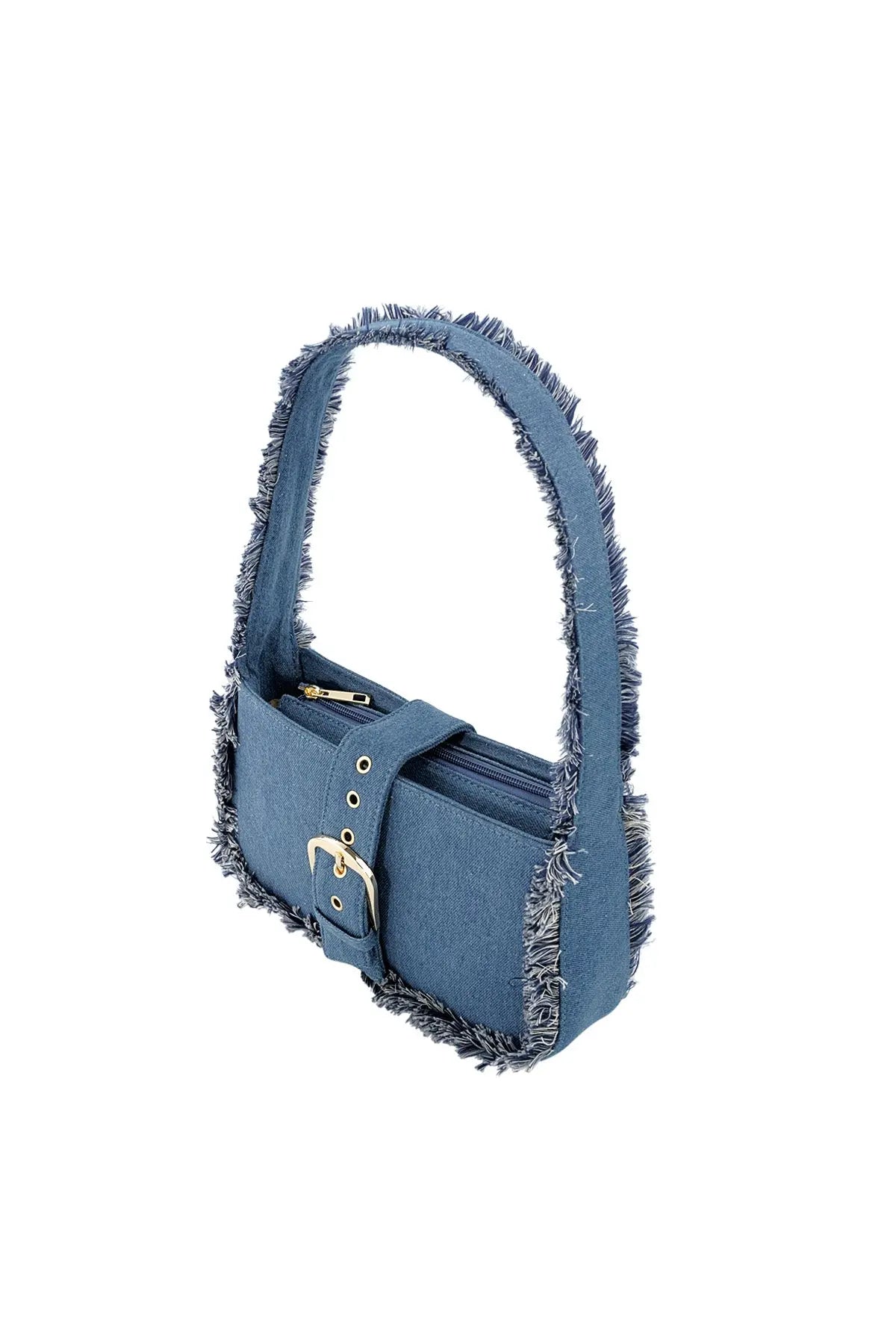 Denim schoudertas met ruffles, gefotografeerd vanuit een schuine hoek, waardoor de speelse ruches, het zijaanzicht en de diepte van de tas goed zichtbaar zijn.