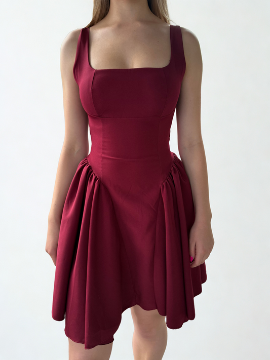 Rode mini-jurk met een aansluitende pasvorm, korte mouwen en een elegante uitstraling, perfect voor een feestelijke of avondlook.