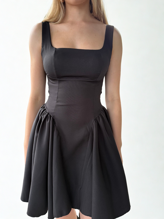Zwarte mini-jurk met een aansluitende pasvorm, korte mouwen en een elegante, minimalistische uitstraling.